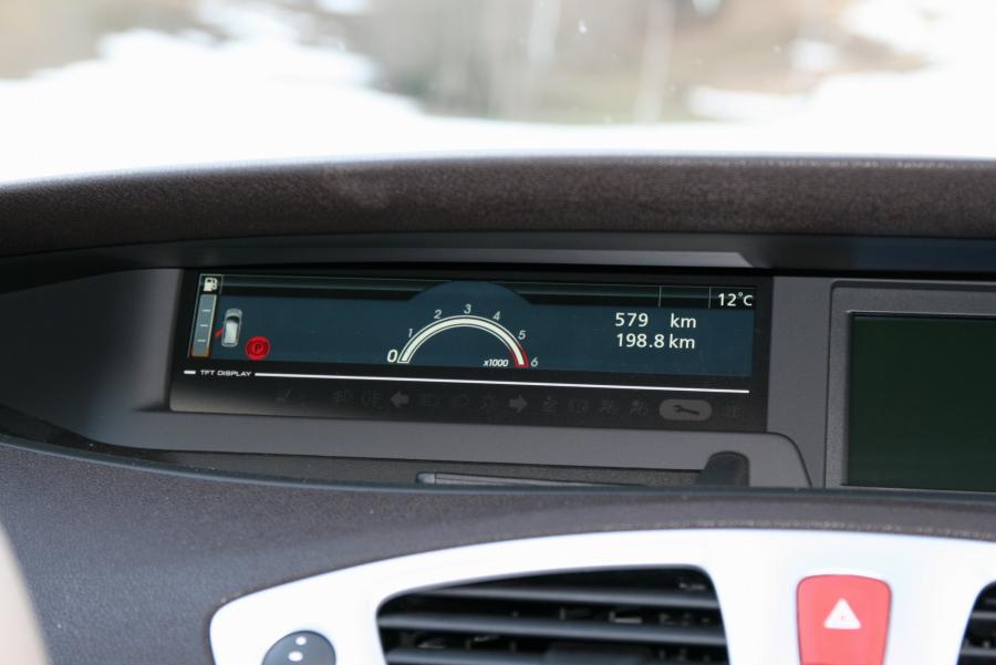 Панель приборов Renault Grand Scenic 2009 года  (фото 20 из 65)